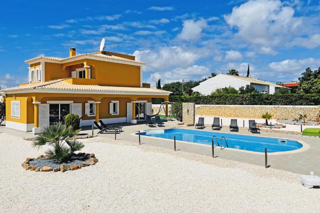 Villa con piscina frente a una casa en Villa Malia Algarve, en Mexilhoeira Grande