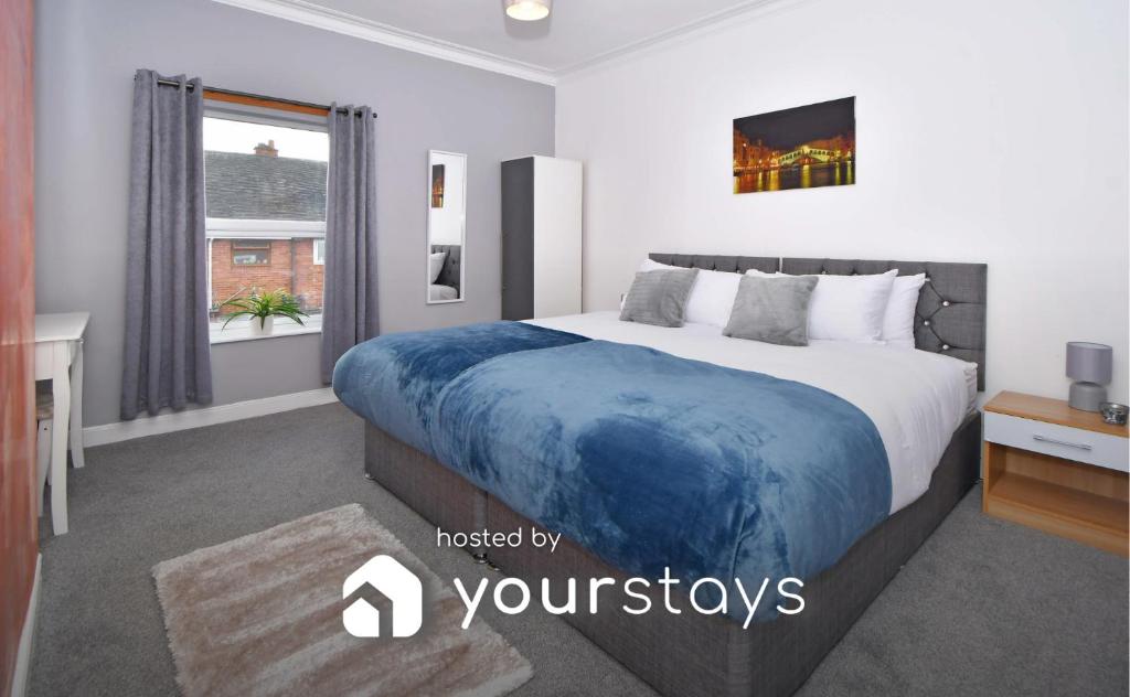 Postel nebo postele na pokoji v ubytování Edensor House by YourStays, a colourful restful retreat!