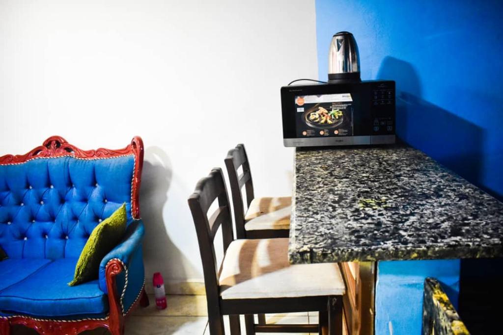 cocina con encimera, mesa y sillas en 6 Appartements/ 6 studios privé à Bangui RESIDENCE RENESSIOT, en Bangui