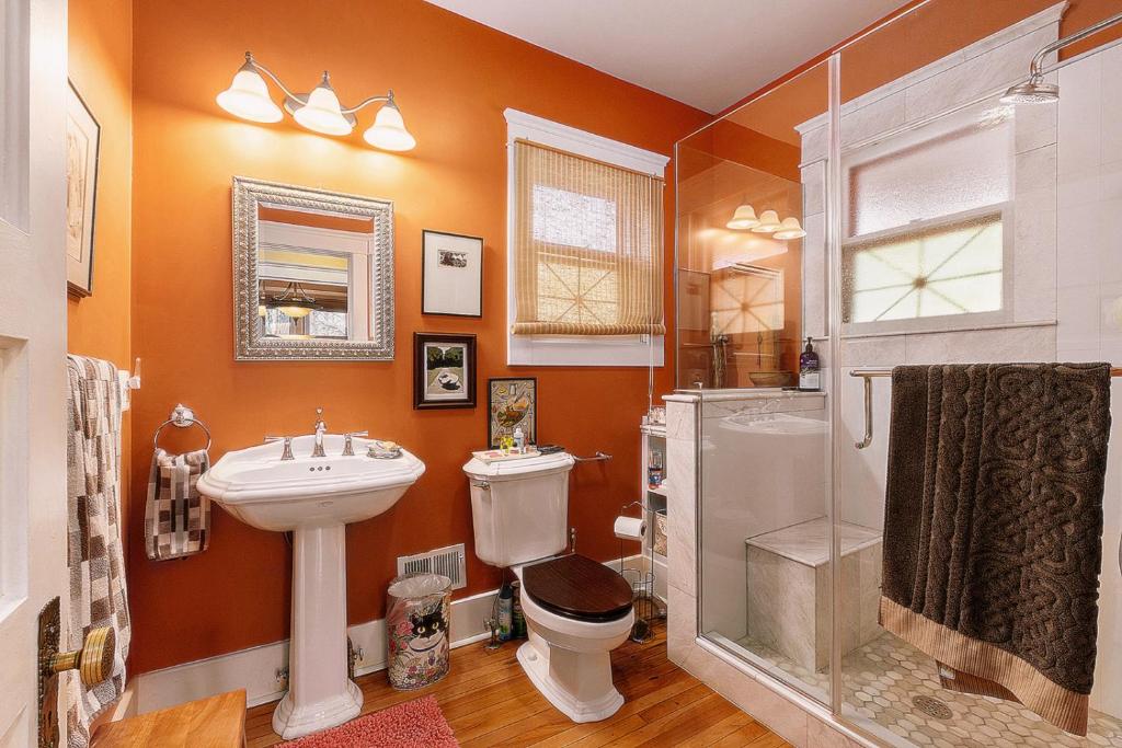 Burnt Toast Inn and Washington House - Queen Room With Garden View