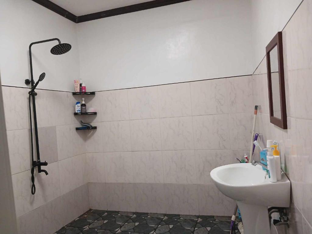 EJ'S House/ Room في Dulag: حمام مع حوض ودش ومرحاض