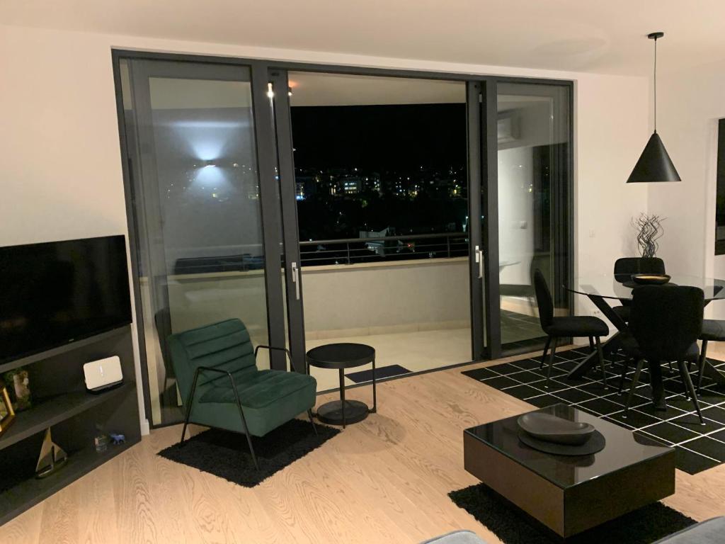 Televízia a/alebo spoločenská miestnosť v ubytovaní Apartment LuNi