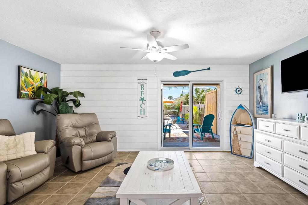 ein Wohnzimmer mit einer Couch und einem Deckenventilator in der Unterkunft Panhandle Luxury D in Panama City Beach