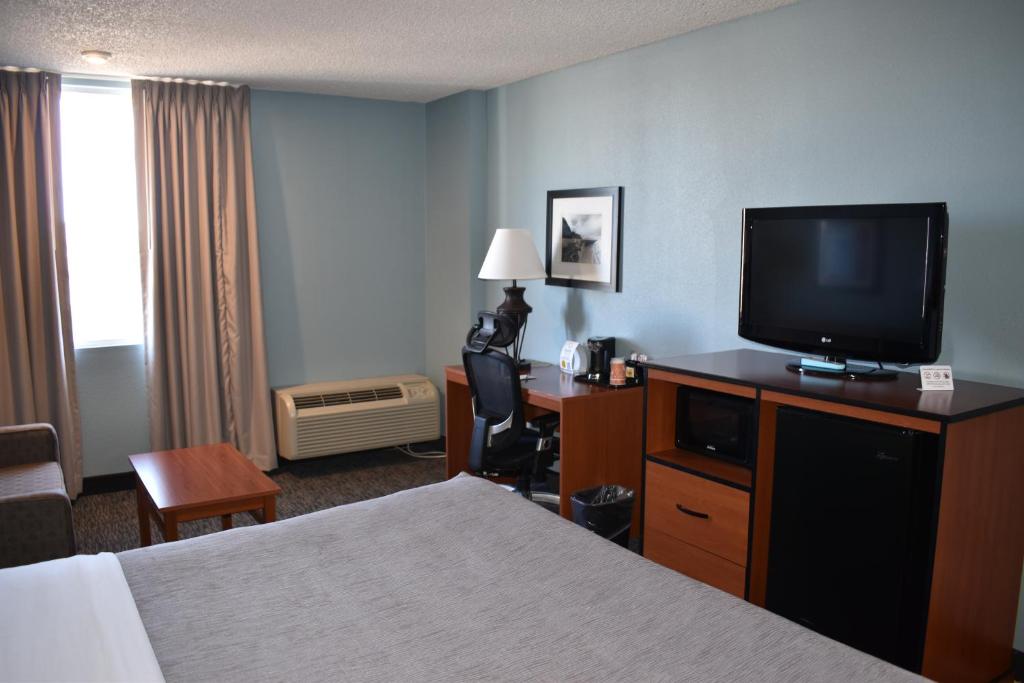 Uma TV ou centro de entretenimento em Quality Inn & Suites Garden Of The Gods
