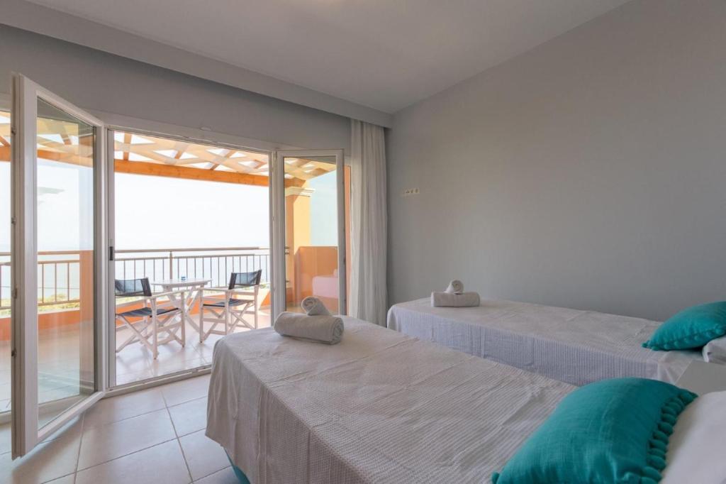 Łóżko lub łóżka w pokoju w obiekcie Corfu Sea View Villa - Eros
