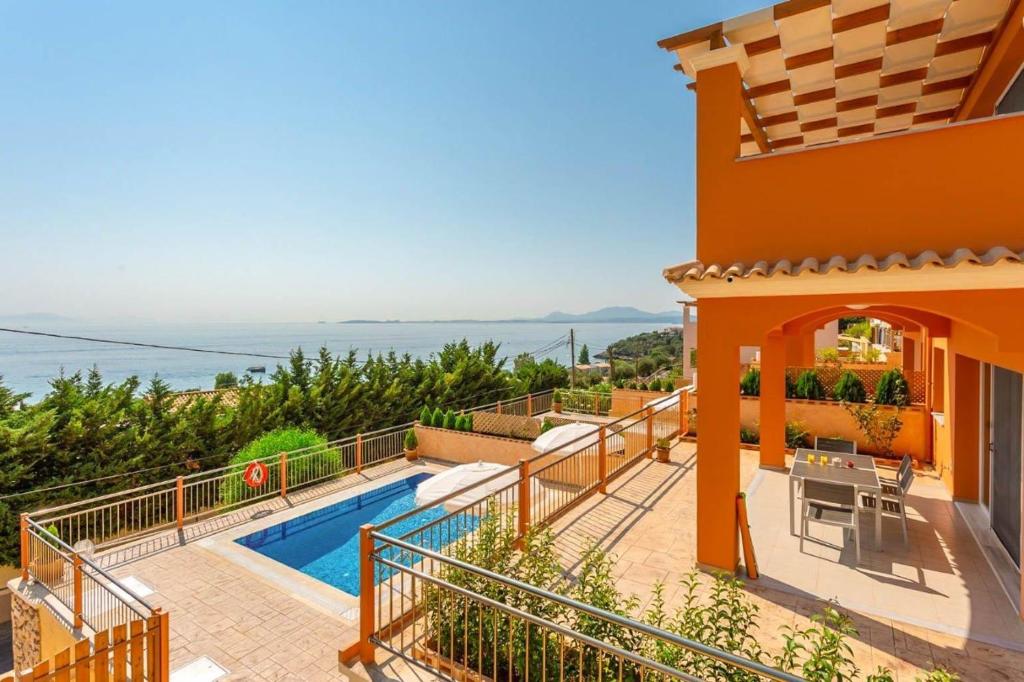 Willa z basenem i widokiem na ocean w obiekcie Corfu Sea View Villa - Eros w mieście Barbati