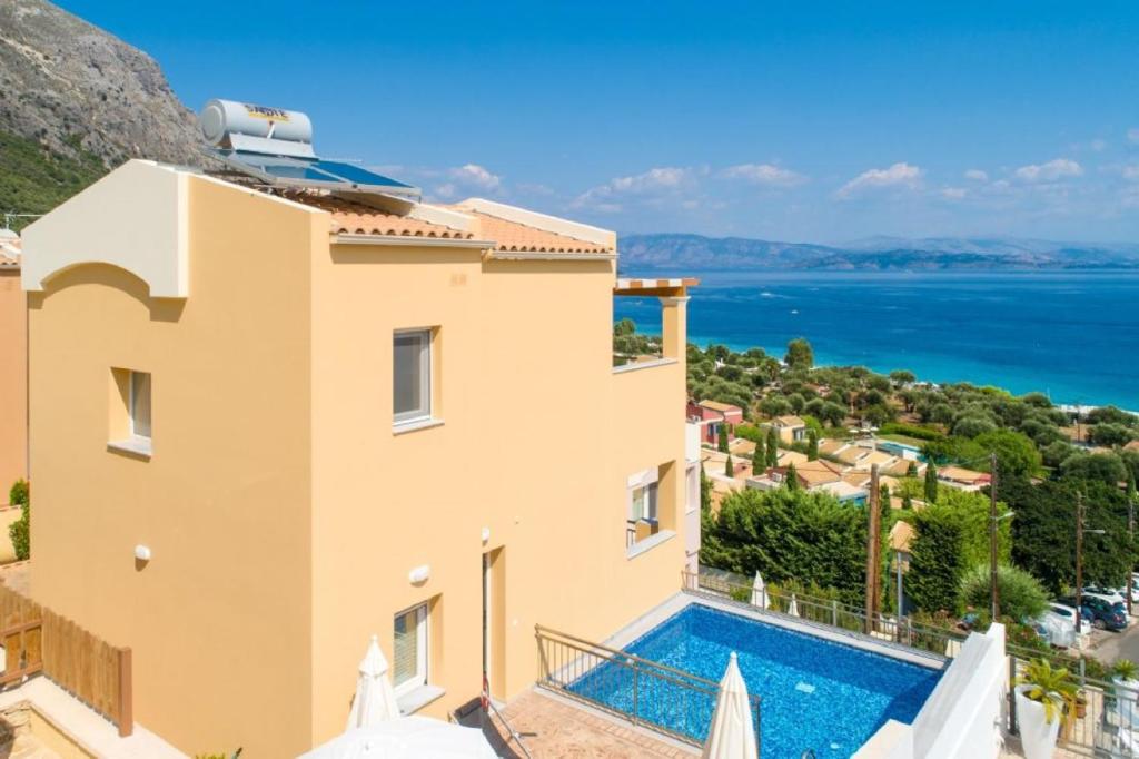 Willa z basenem i widokiem na ocean w obiekcie Corfu Sea View Villa - Aurora w mieście Barbati