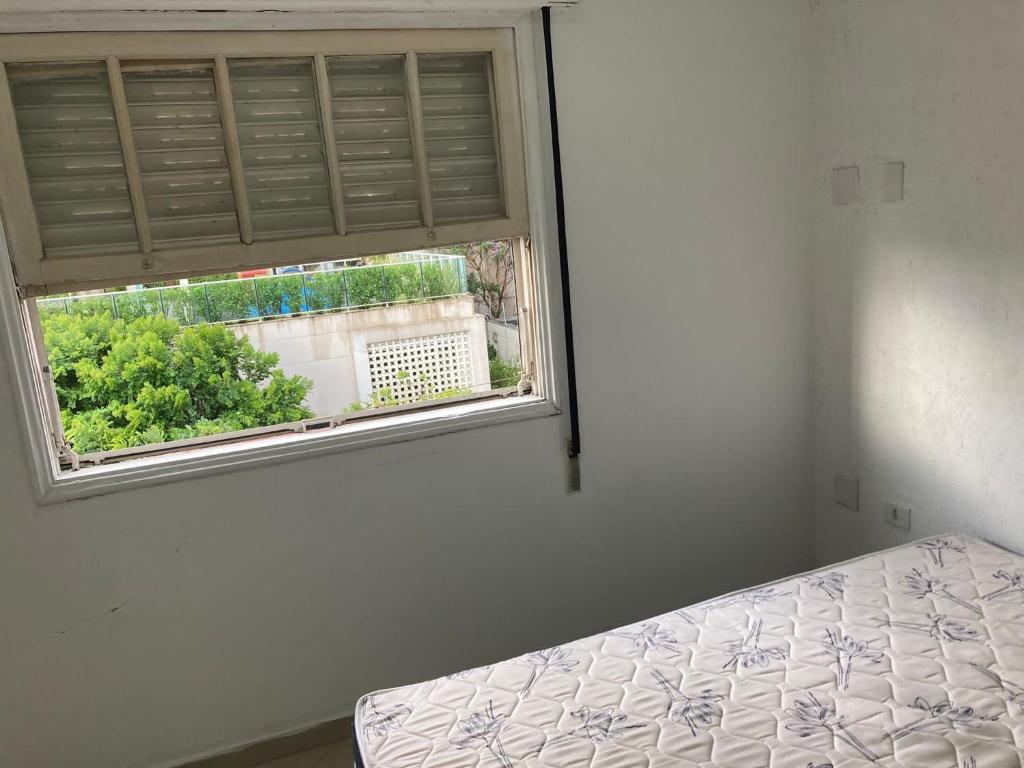 サンパウロにあるQuarto Vila Marianaのベッドルーム(ベッド1台、窓付)