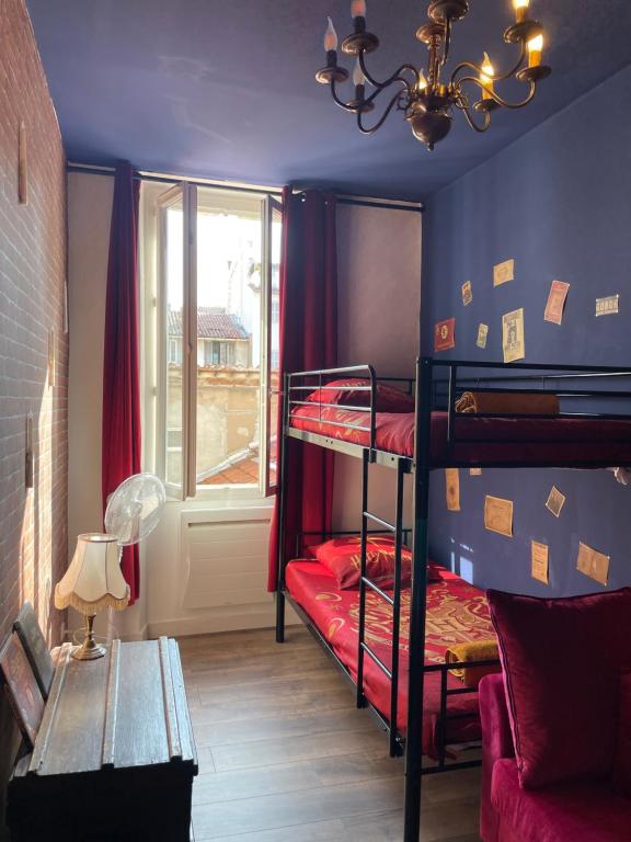 Cette chambre comprend 2 lits superposés et une fenêtre. dans l'établissement Harry Potter expérience, à Marseille