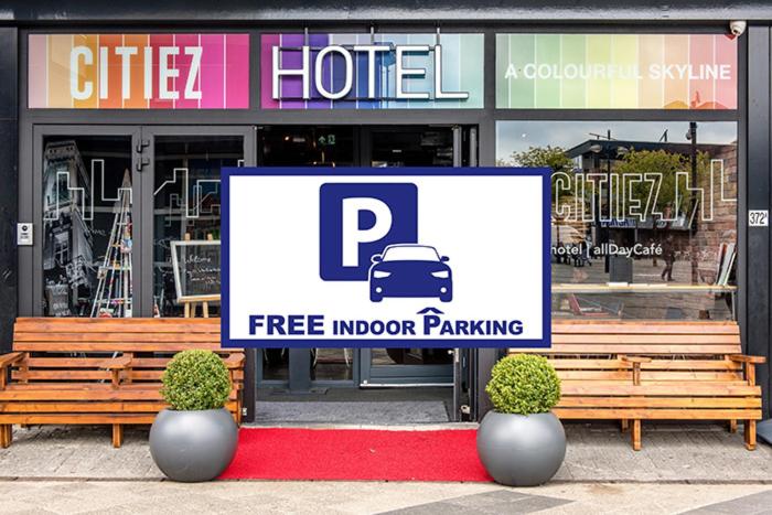 un cartello di fronte a un hotel con due panchine di Citiez Hotel Amsterdam ad Amsterdam