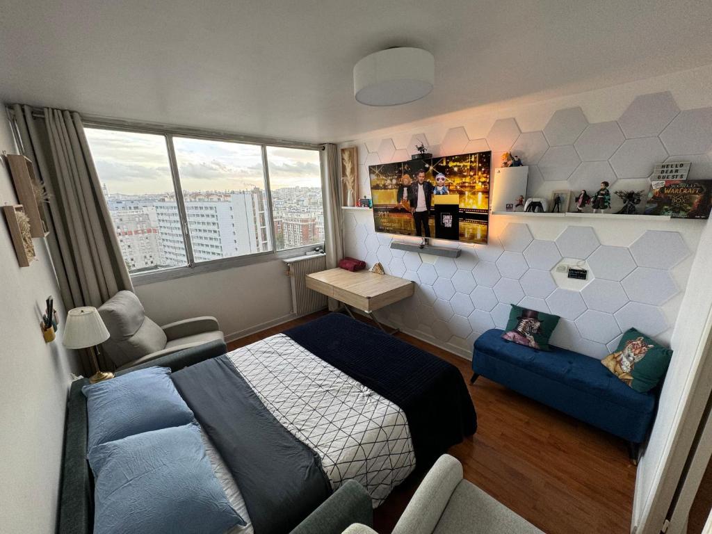 - une chambre avec un lit et un canapé bleu dans l'établissement Private room in a shared apartment - Metro 7 and Tramway T3a, à Paris