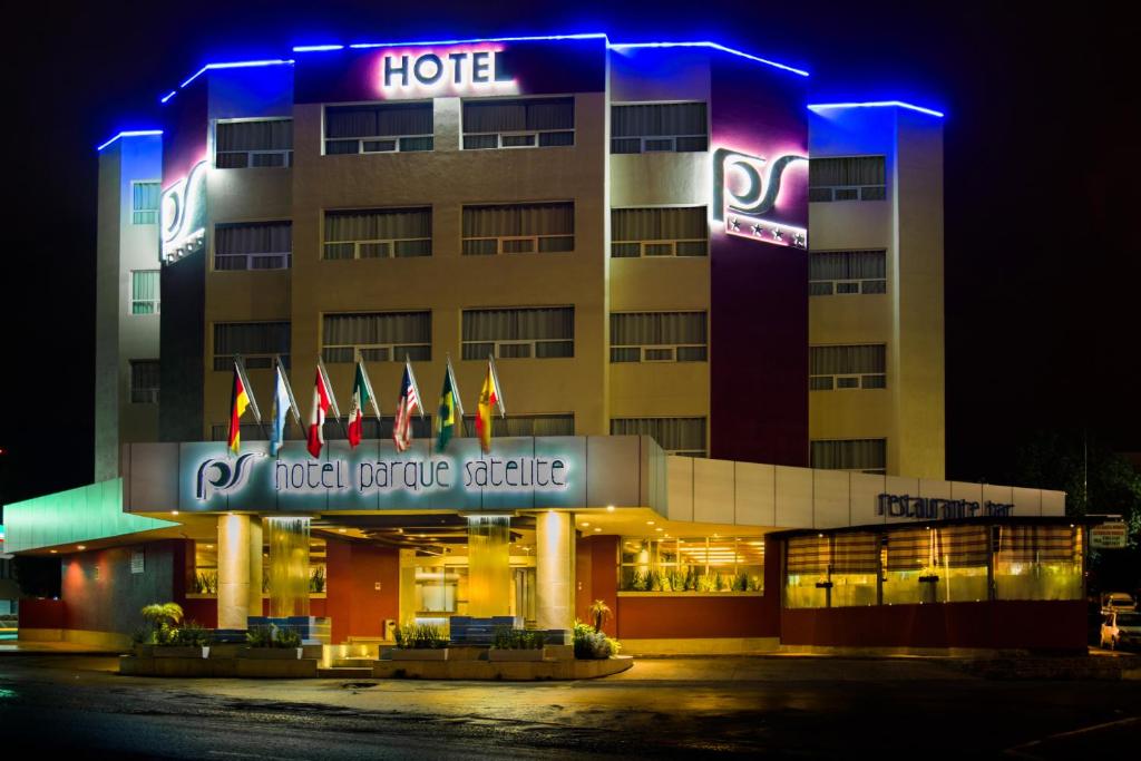 ein Hotelgebäude mit blauen Lichtern davor in der Unterkunft Hotel Parque Satelite in Mexiko-Stadt