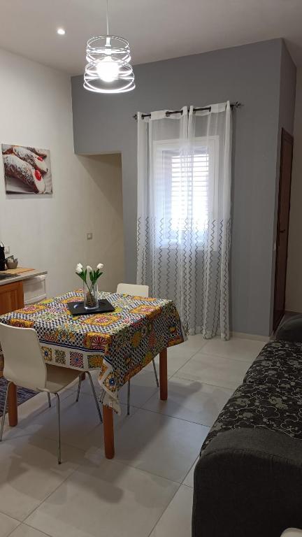 salon ze stołem i sypialnią w obiekcie Santa Genoveffa Apartment w Trapani