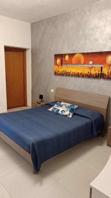 sypialnia z łóżkiem z niebieską kołdrą w obiekcie Santa Genoveffa Apartment w Trapani