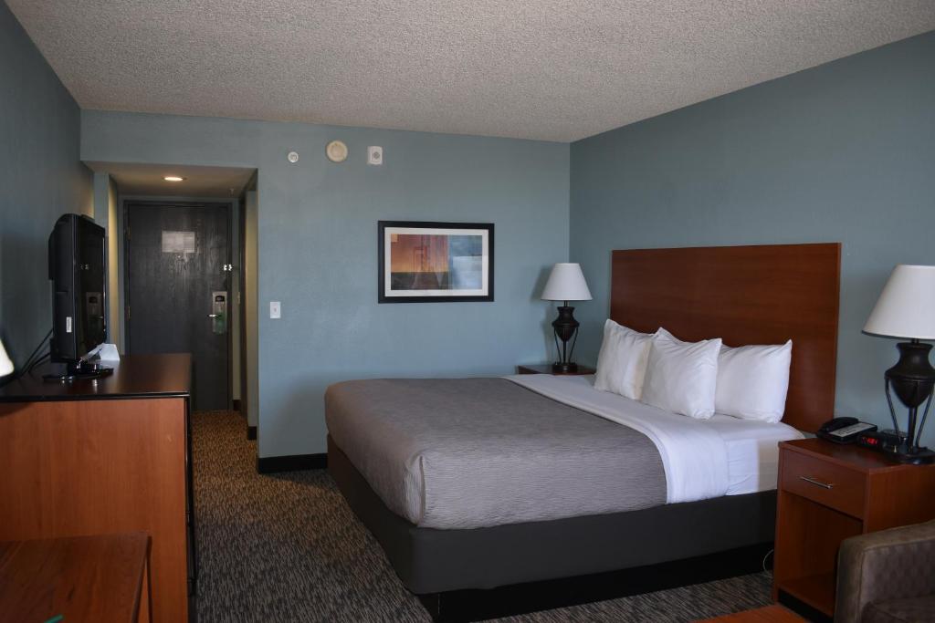 Cama ou camas em um quarto em Quality Inn & Suites Garden Of The Gods