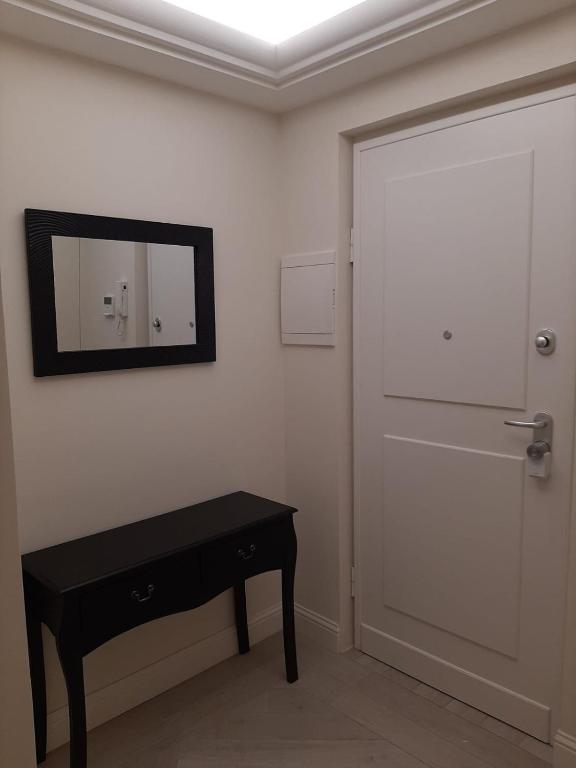 Zimmer mit einer Tür und einem Spiegel an der Wand in der Unterkunft Cristina in Sanremo