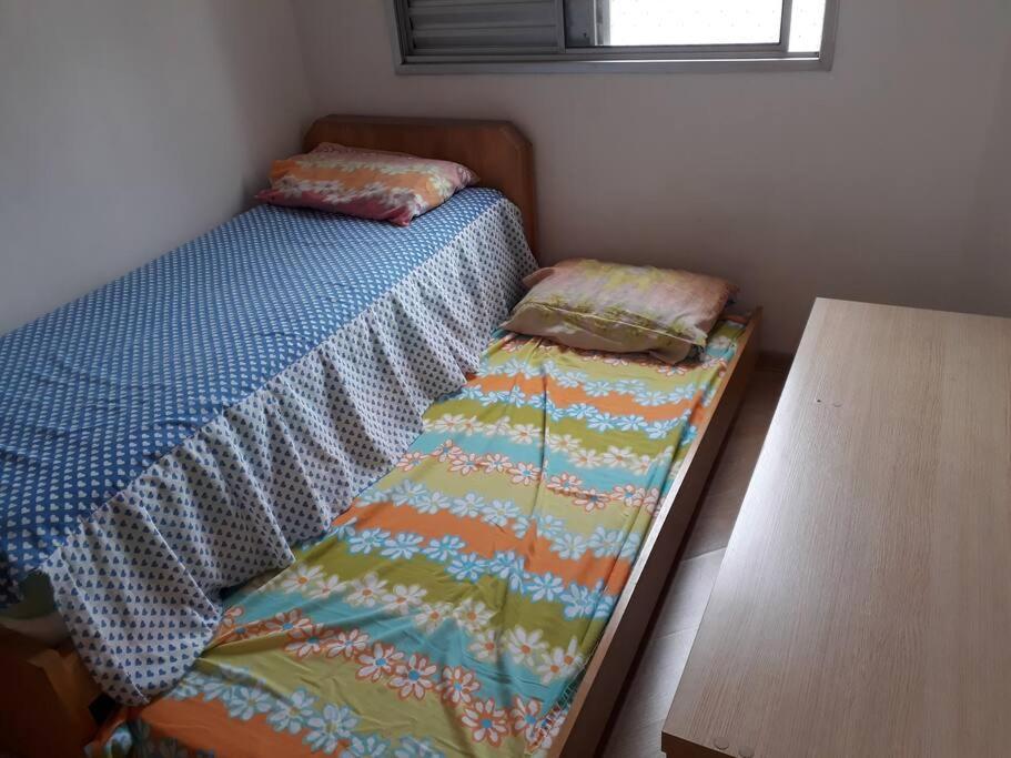 Ένα ή περισσότερα κρεβάτια σε δωμάτιο στο Venha curtir a diversidade de SP
