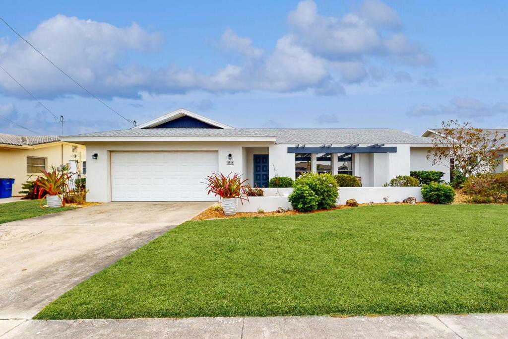 une maison avec une allée et une pelouse dans l'établissement Waterside Tranquility, à North Fort Myers