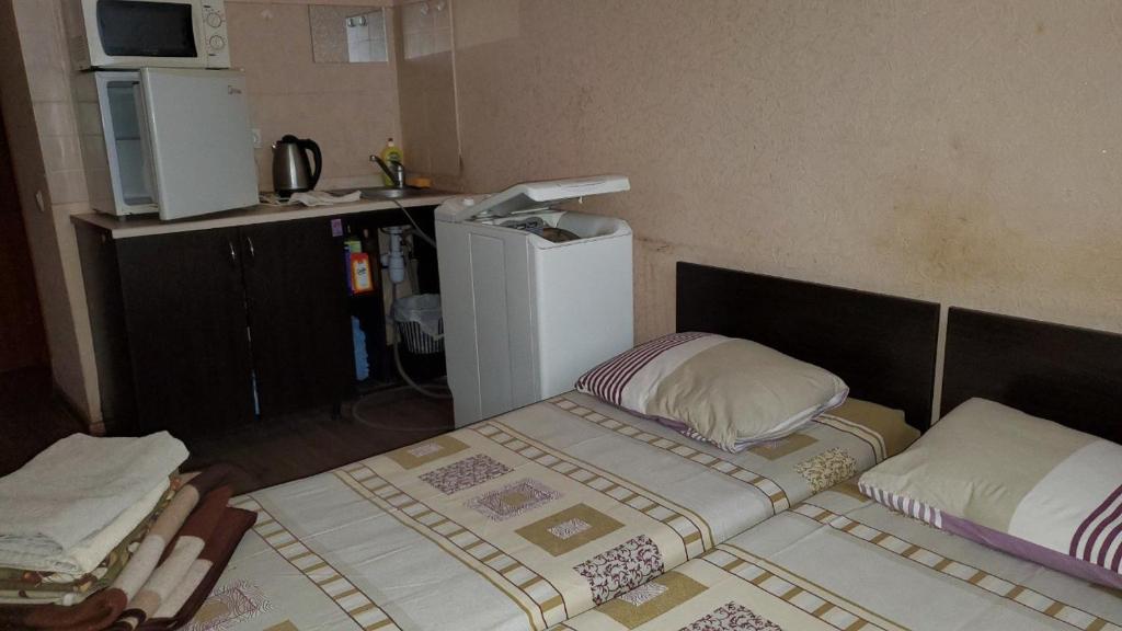een kamer met 2 aparte bedden in een kamer bij Готель Деметра in Charkov