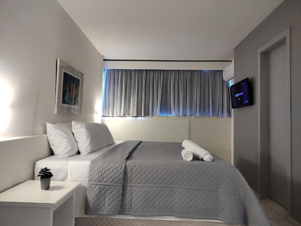 سرير أو أسرّة في غرفة في Hotel Oscar Gold Savassi