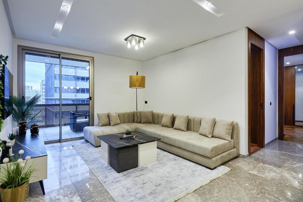 Posezení v ubytování Modern Unit in Casa Finance City With Free Parking