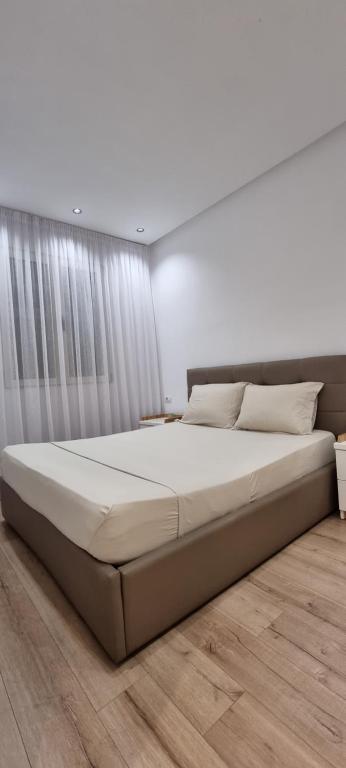 Alle's Komuna Parisit lux apartment - Image 6