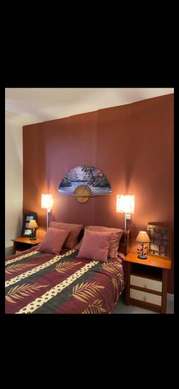 a bedroom with two beds and two tables with lamps at Belle appartement chaleureux à 2 mn à pied du tramway. in Saint-Étienne