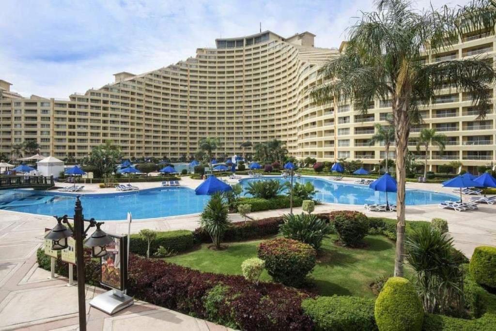 un gran edificio con una gran piscina con un complejo en Porto Pyramids Sokhna Elite, en Ain Sokhna
