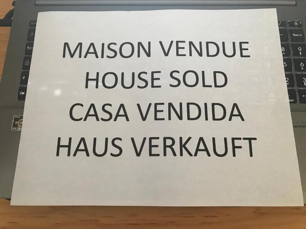 Ein Schild auf einer Computertastatur, dass die Anzeige eines ferngesteuerten Hauses Casa Venta verkaufte in der Unterkunft pet friendly 1 Bedroom appartment in Cozumel