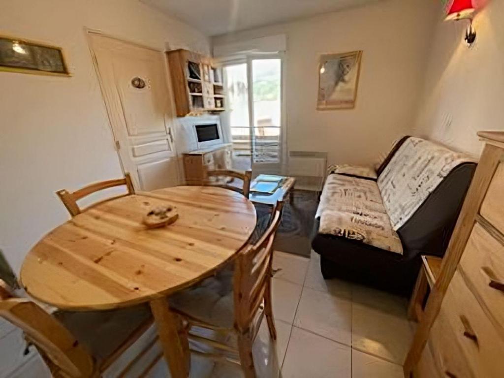 un salon avec une table et un canapé dans l'établissement Super appartement en résidence proche du centre, à Briançon