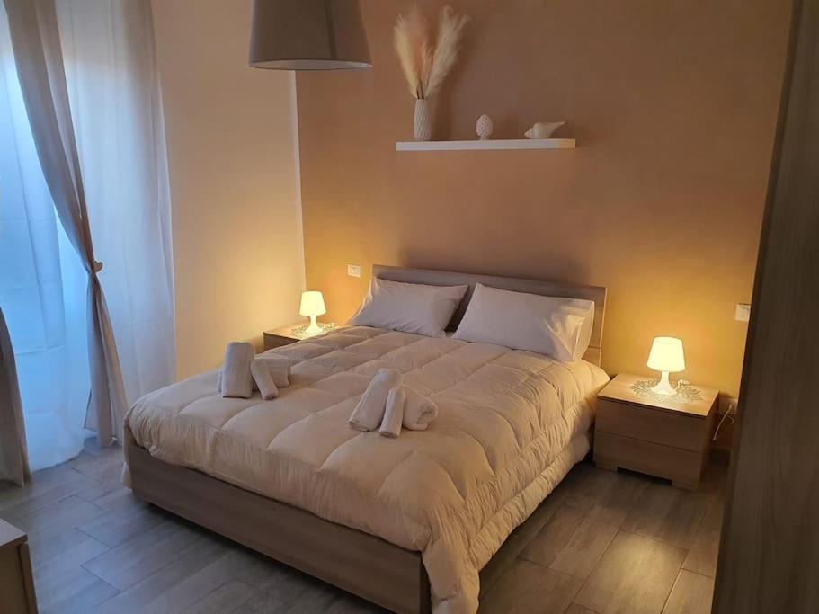 um quarto com uma cama com duas toalhas em Old City Port House em Civitavecchia