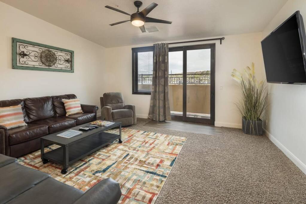 een woonkamer met een bank en een tv bij Luxury Downtown Rental - La Dolce Vita Villa #4 in Moab