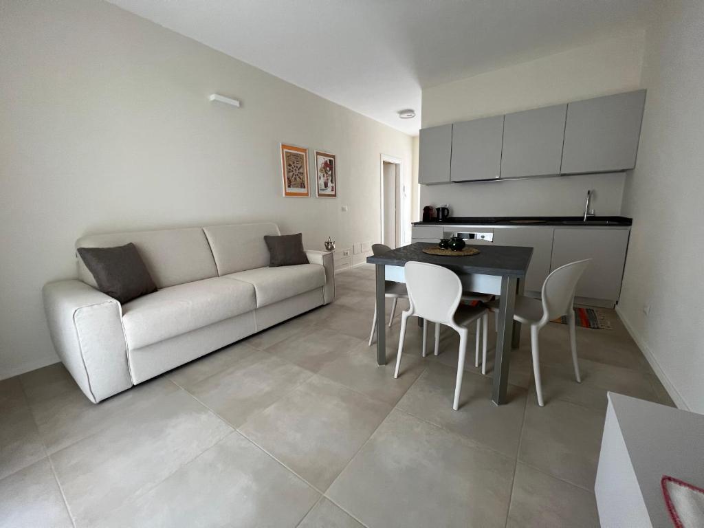 MyVilla - Ivrea Corso M. d'Azeglio, 59 في إيفريا: غرفة معيشة مع أريكة وطاولة
