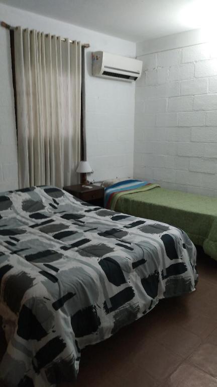サルタにあるCasaTribunoのベッド2台が備わる広さの客室です。