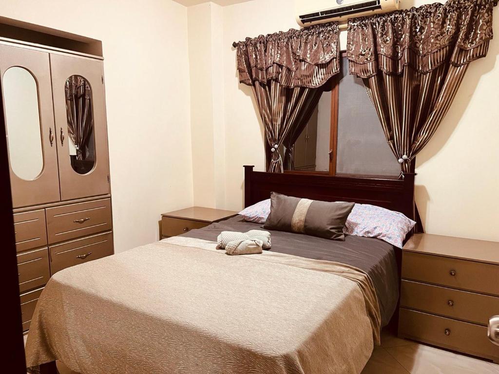 - une chambre avec un lit avec un animal rembourré dans l'établissement Departamento en urbanización privada, à Machala