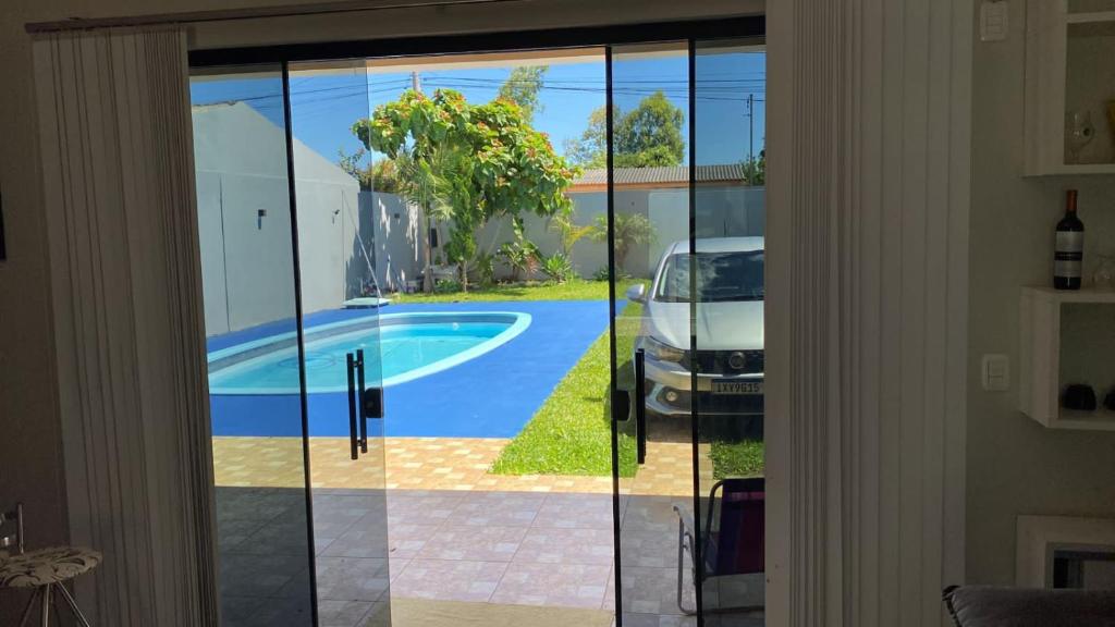 サン・ガブリエウにあるPousada Ferreira 415のスライド式ガラスドアからプールの景色を望めます。