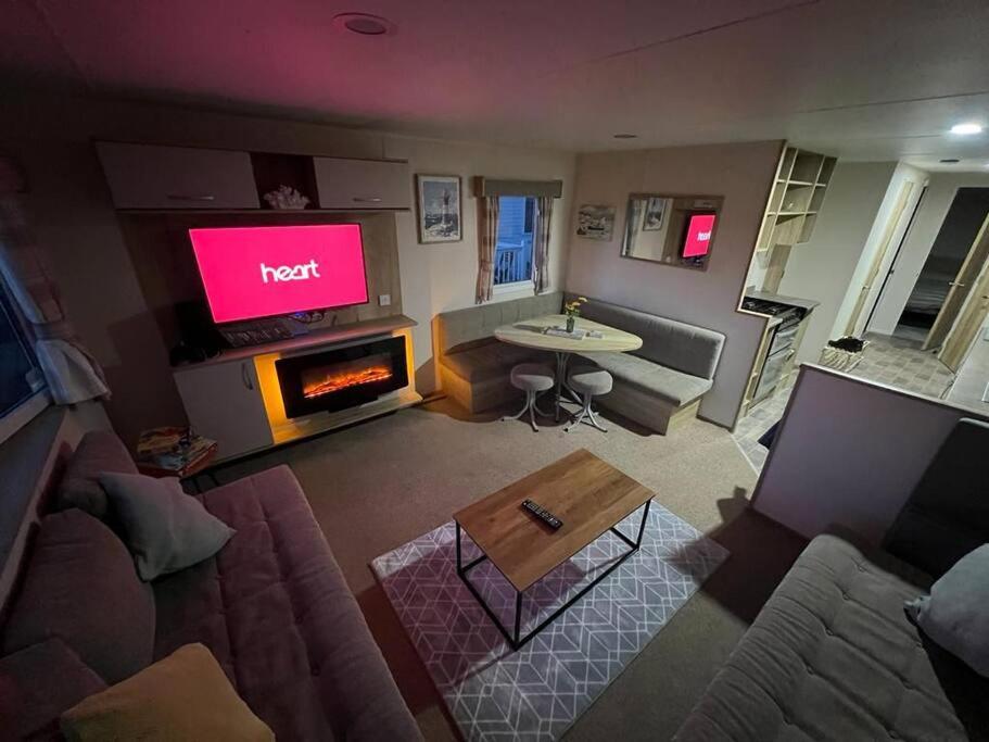 uma vista superior de uma sala de estar com uma televisão de ecrã plano em Primrose valley - Primrose Field 46 holiday home em Filey