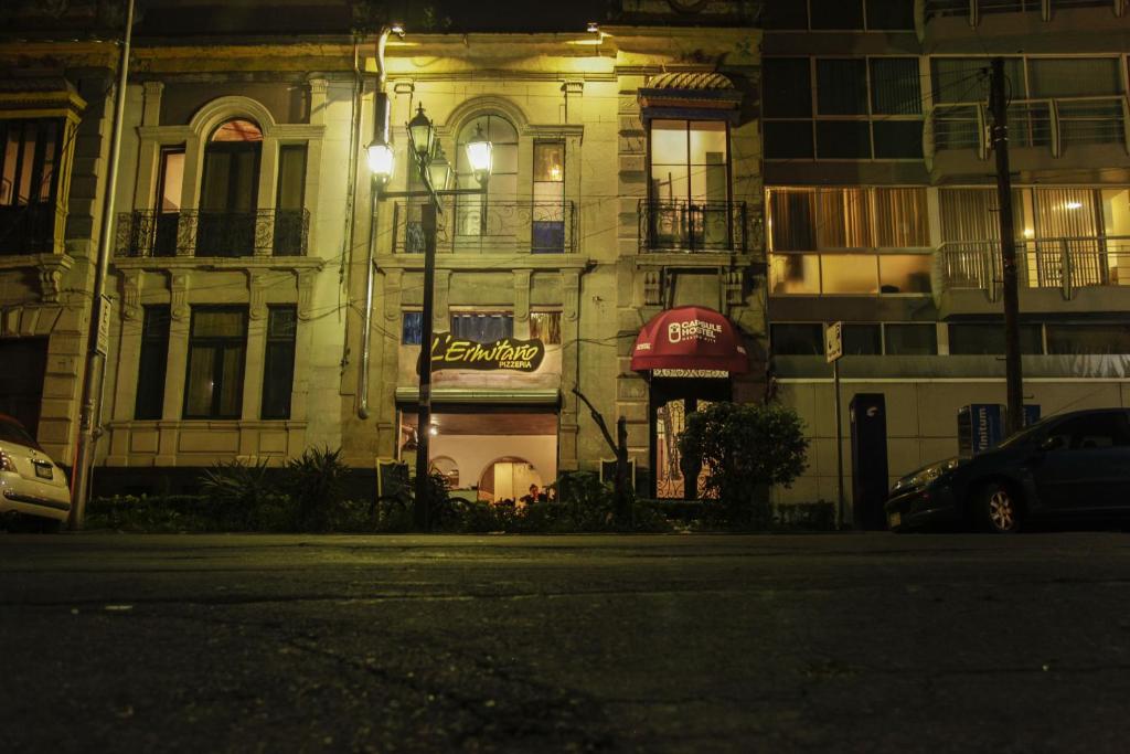 un edificio con un letrero al lado de una calle en Capsule Hostel en Ciudad de México