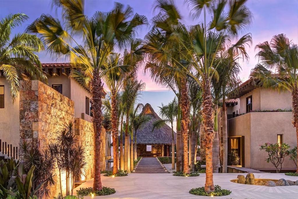 een groep palmbomen voor een gebouw bij Casa Koko NEW 6-Suite Ocean-View Luxury Villa in Punta Mita