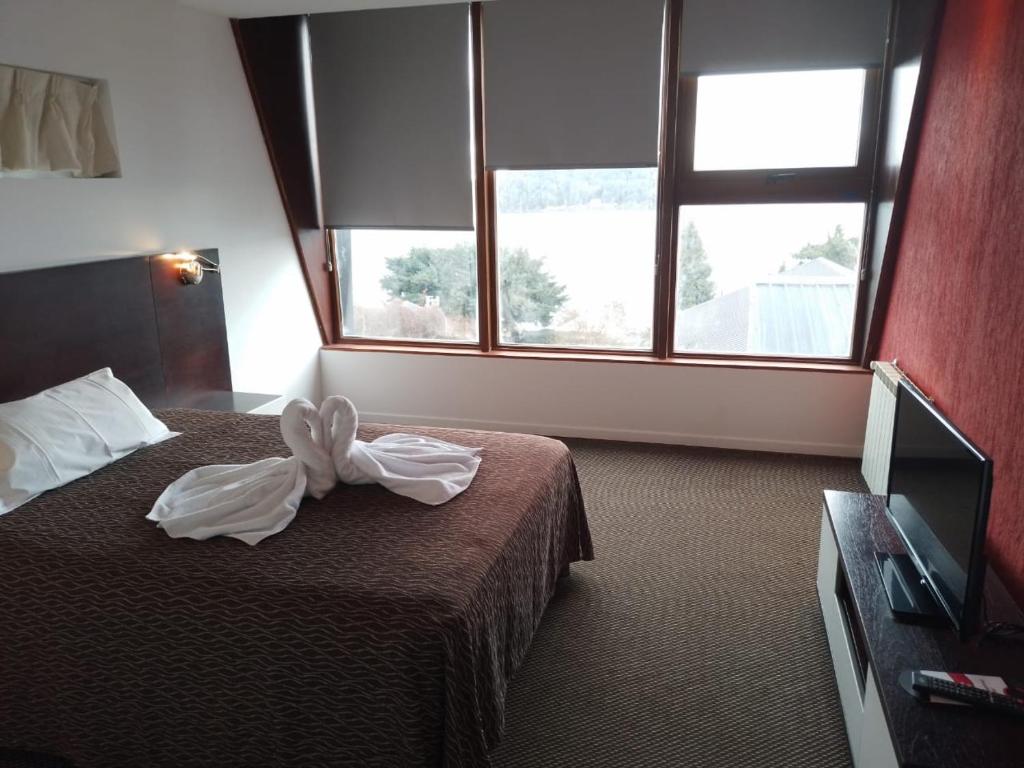 um quarto de hotel com uma cama com um laço em Artemis I - BRC em San Carlos de Bariloche