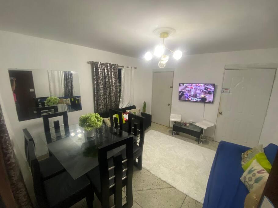 Μια τηλεόραση ή/και κέντρο ψυχαγωγίας στο Hermoso Apartamento centro ciudad, wifi