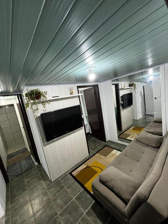 ein Wohnzimmer mit Sofas und einem Flachbild-TV in der Unterkunft Minha casa in Navegantes