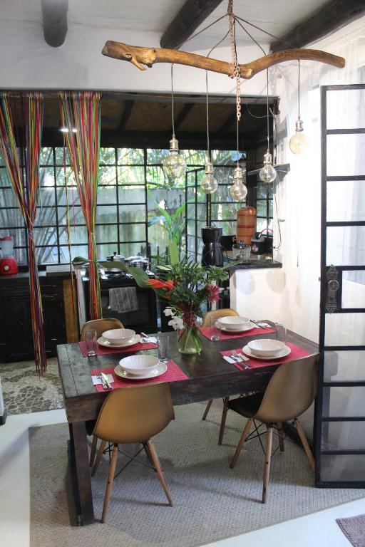 uma mesa de jantar com cadeiras e uma sala de jantar em REFUGIO DO SAGRADO MORERE em Cairu