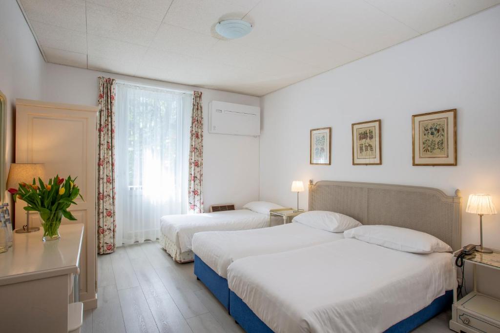 Een bed of bedden in een kamer bij Piccolo Hotel