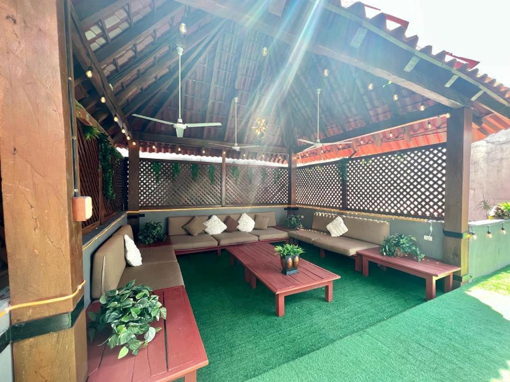 eine Terrasse mit Sofas und Tischen in einem Gebäude in der Unterkunft Luxury village on the 5th avenue with private rooftop in Playa del Carmen