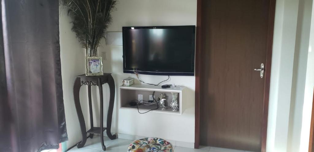 uma televisão de ecrã plano pendurada numa parede em Chalé 3301 em Luís Correia