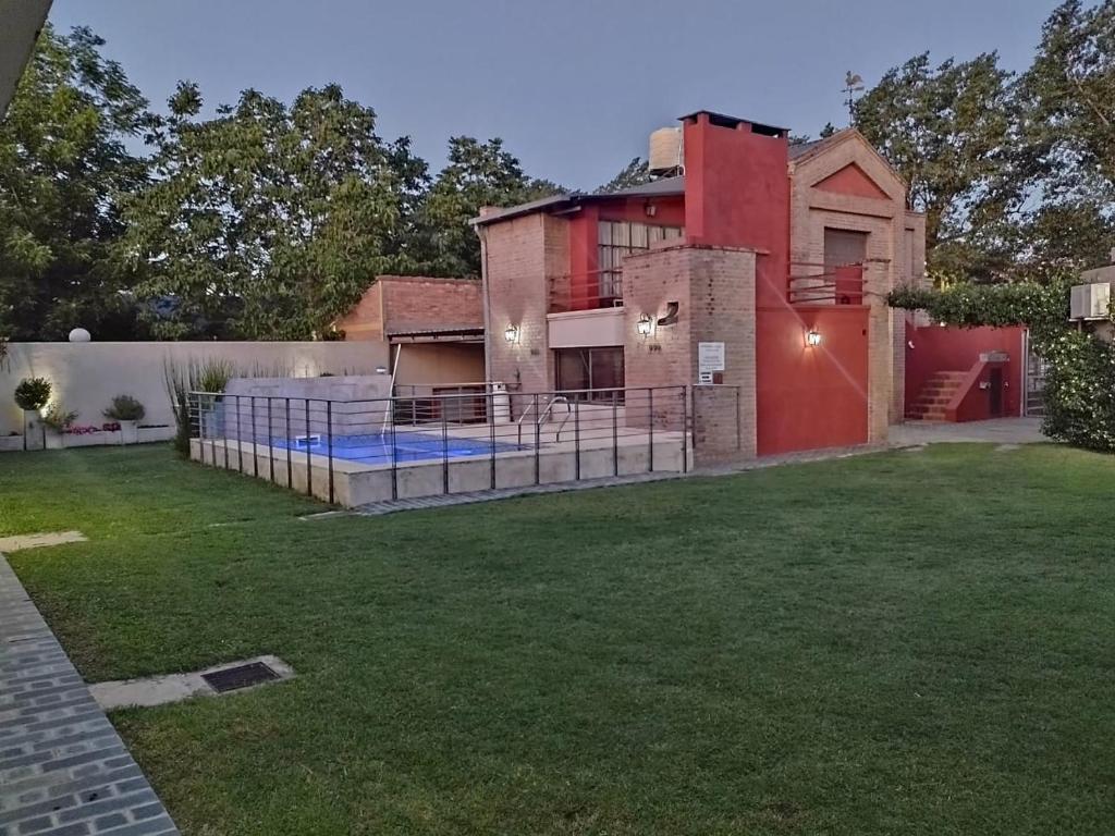 una casa con piscina en el patio en Las Cuatro Estaciones en Villa Cura Brochero