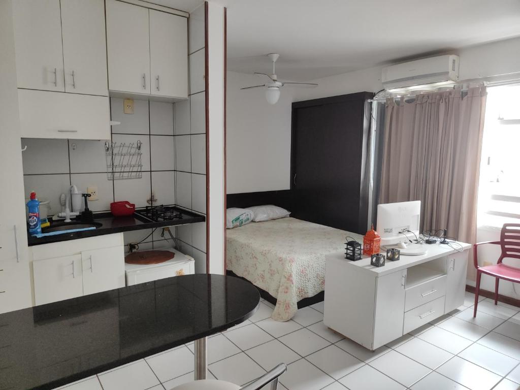 een slaapkamer met een bed en een tafel in een kamer bij Loft completo na Asa Sul próximo da P Federal ENAP LBV Aeroporto CASV , Rodov Interestadual e academia da PM in Brasilia