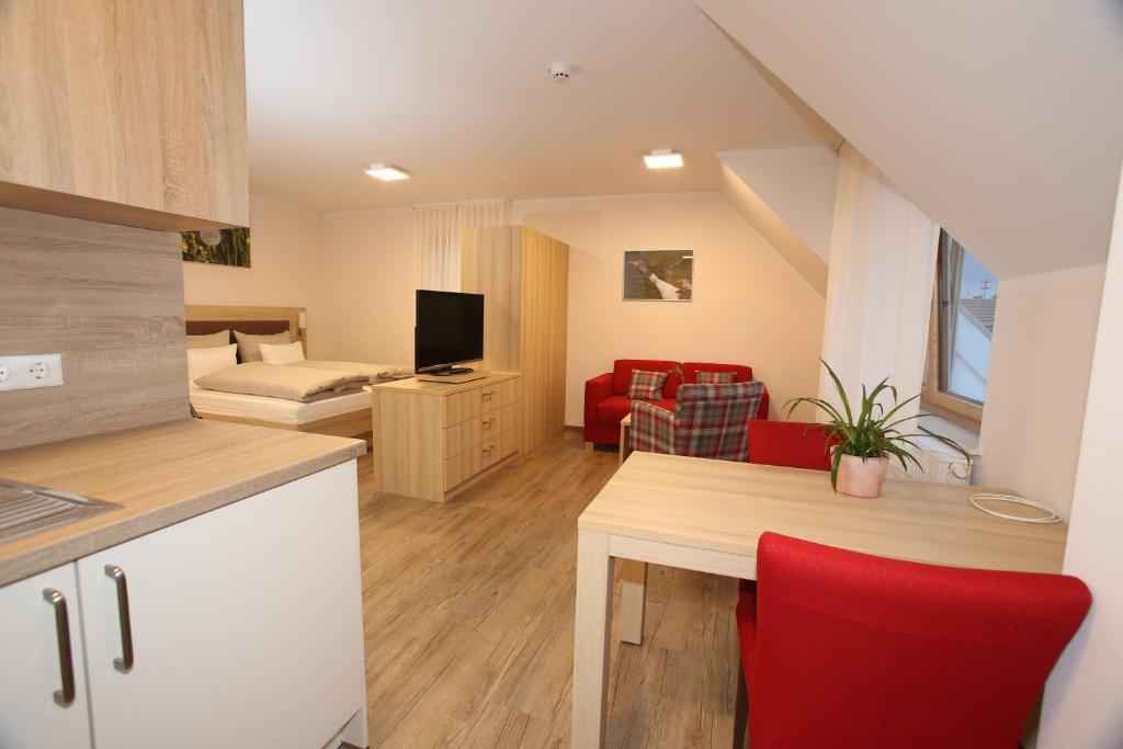 Leidringer Gästehaus GmbH - Apartment With Balcony