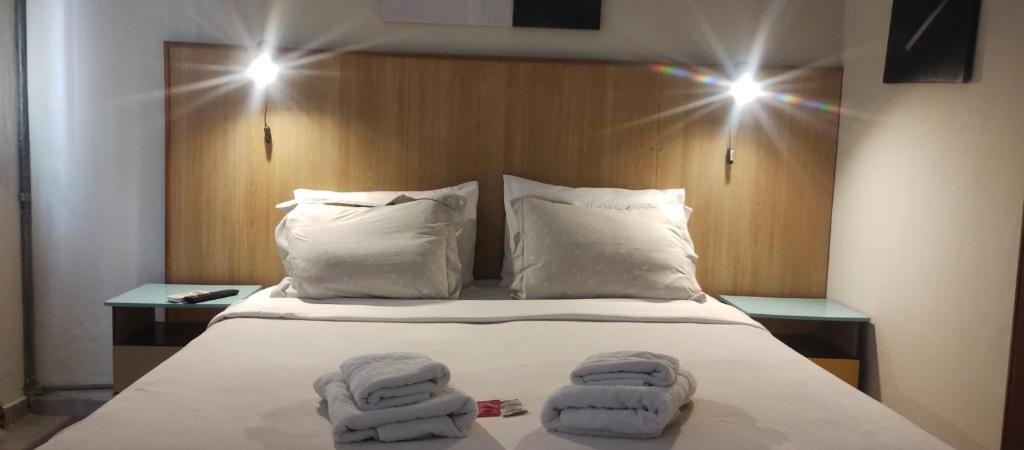 a hotel room with a bed with towels on it at Ríos que nos unen in Colonia del Sacramento